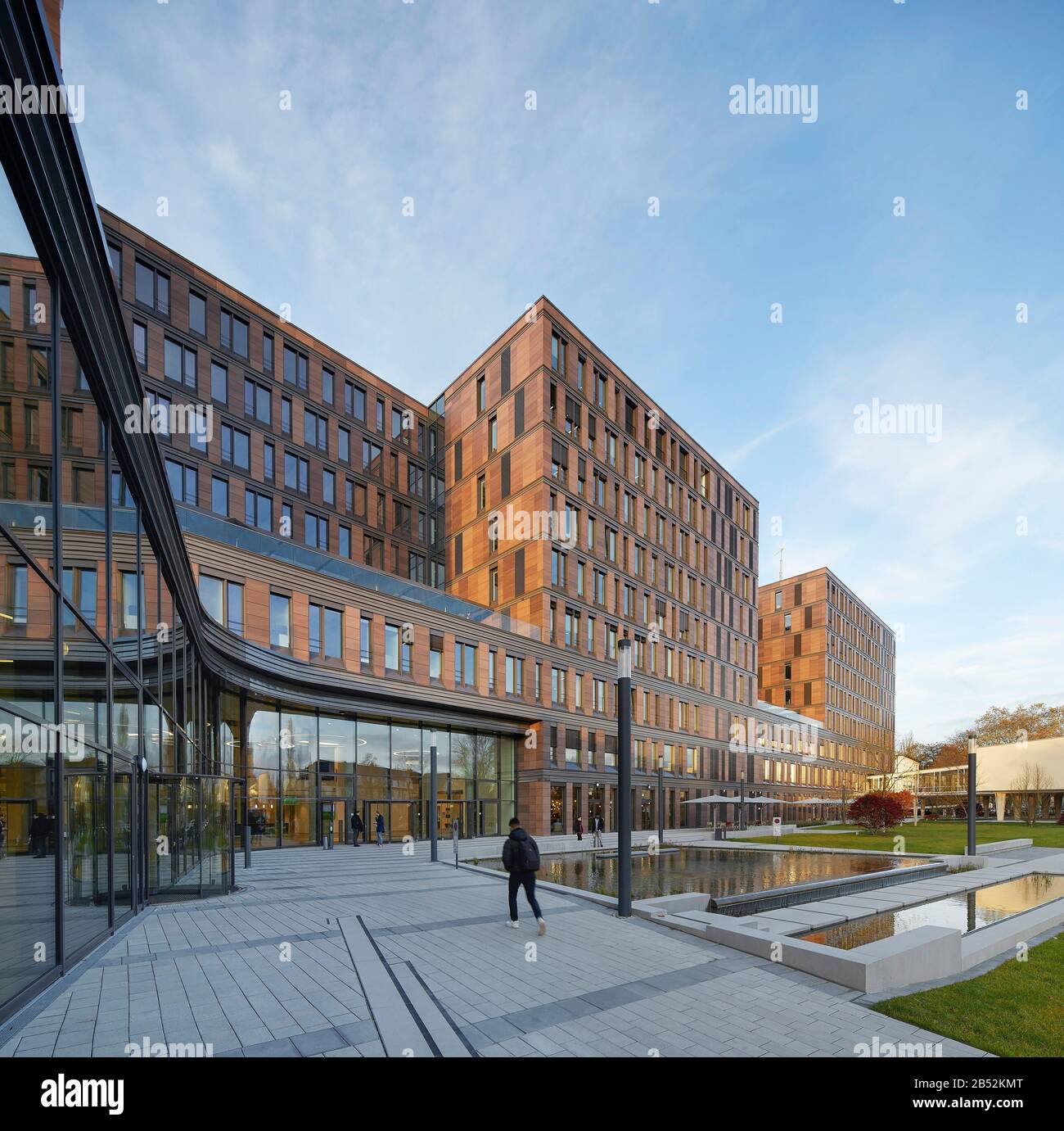 Facade perspective towards main entrance with landscaping. Frankfurt School  of Finance and Management, Frankfurt am Main, Germany. Architect: Henning  Stock Photo - Alamy