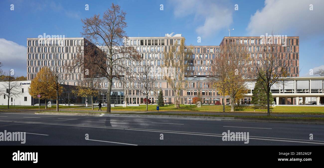 View across Adickesallee to main entrance. Frankfurt School of Finance ...