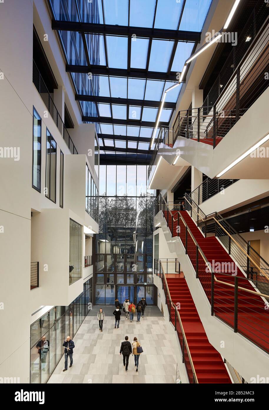 4-storey atrium with stairways and skylights. Frankfurt School of Finance and Management, Frankfurt am Main, Germany. Architect: Henning Larsen, 2017. Stock Photo