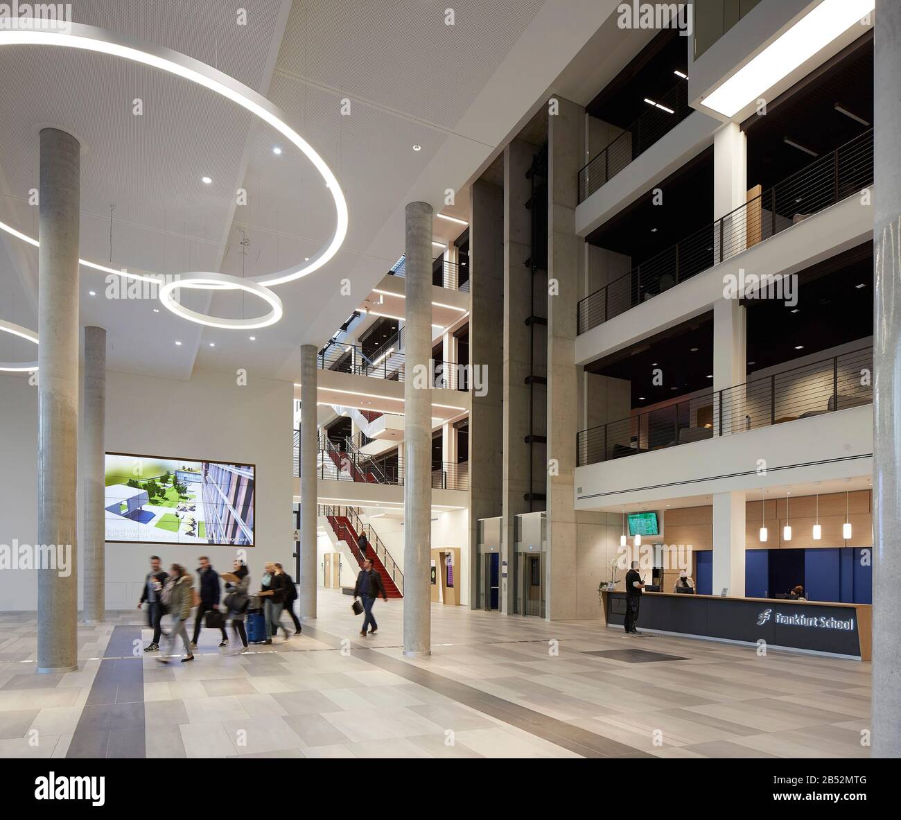 Four-storey atrium and reception desk. Frankfurt School of Finance and  Management, Frankfurt am Main, Germany. Architect: Henning Larsen, 2017  Stock Photo - Alamy