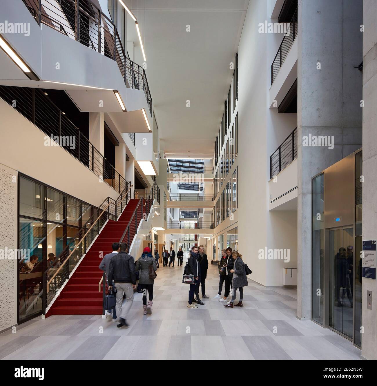 Linking hallway 'Street of Knowledge'. Frankfurt School of Finance and Management, Frankfurt am Main, Germany. Architect: Henning Larsen, 2017. Stock Photo