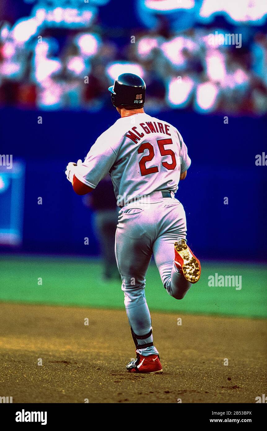 Mark McGwire, St. Louis Cardinals during the home run record breaking  season in 1998 in a game agaainst the New York Mets Stock Photo - Alamy