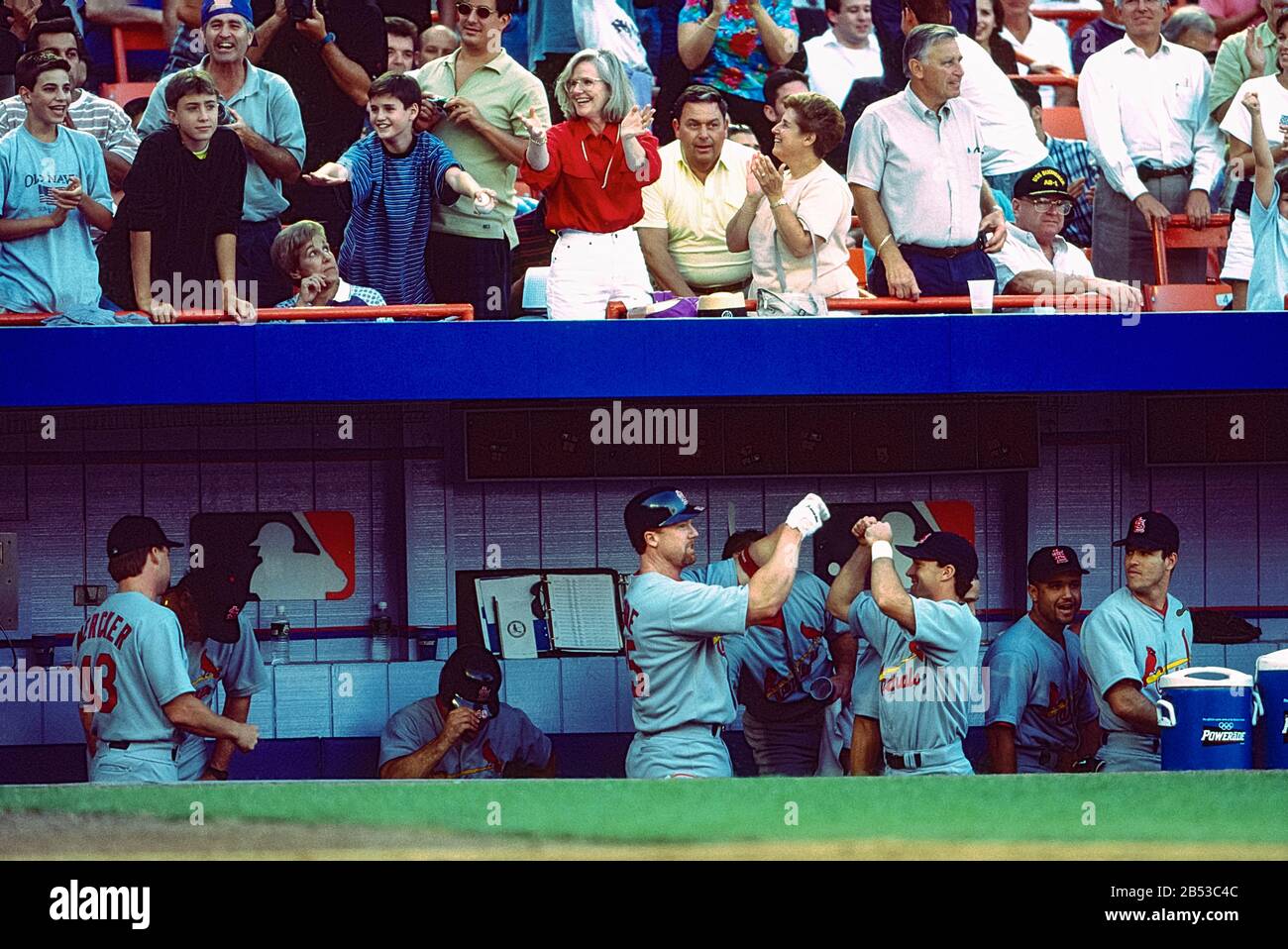 Mark McGwire, St. Louis Cardinals during the home run record breaking  season in 1998 in a game agaainst the New York Mets Stock Photo - Alamy