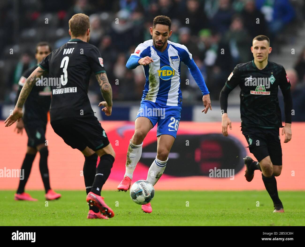 Berlin, Germany. 07th Mar, 2020. Football: Bundesliga, Hertha BSC - Werder  Bremen, 25th matchday in the Olympic Stadium. Matheus Cunha (M) from Hertha  against Kevin Vogt (l) and Maximilian Eggestein from Bremen.