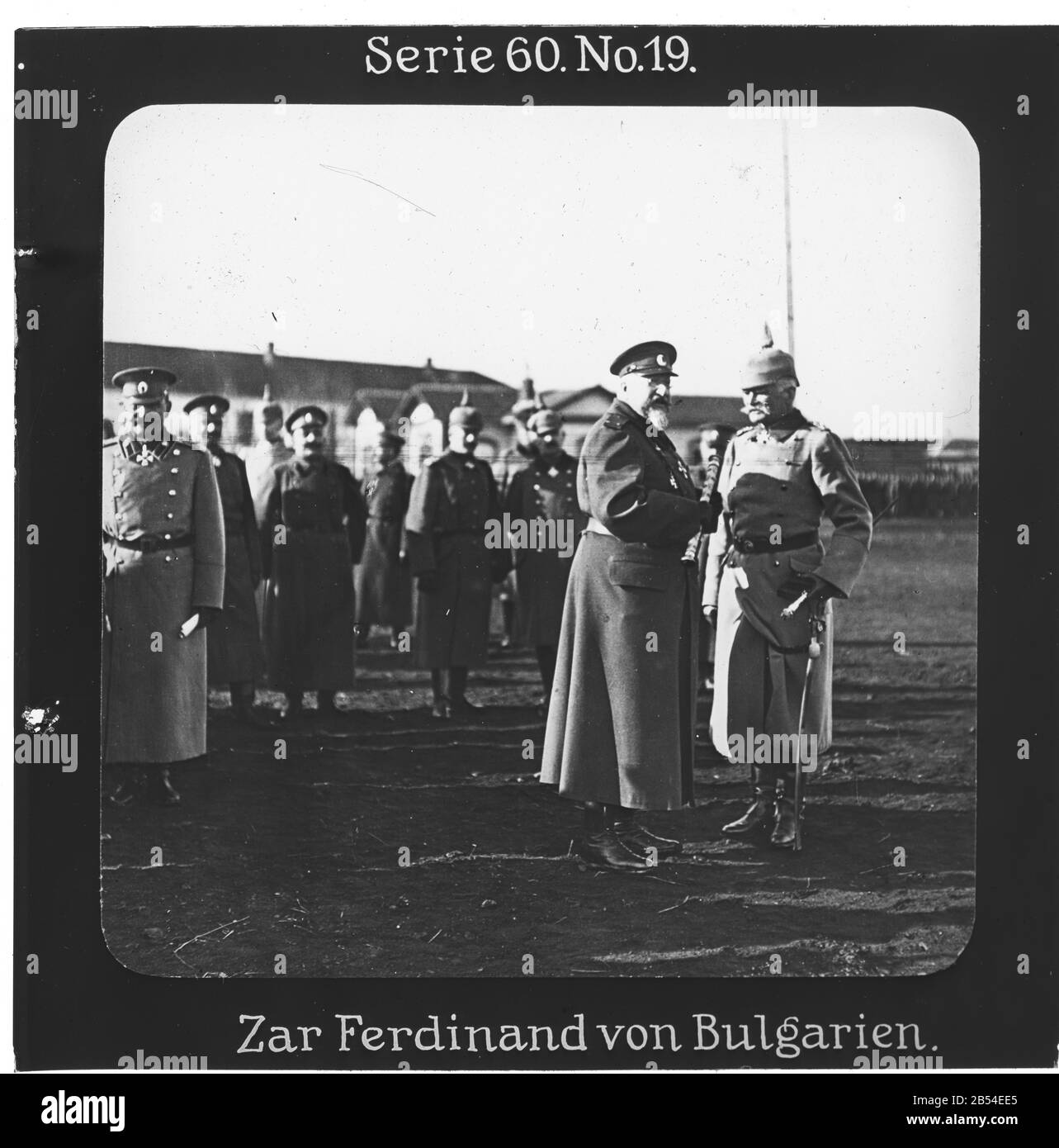 Projection für Alle - Der Weltkrieg: Siegreiche Führer. Serie 60. No. 19. Zar Ferdinand von Bulgarien. Ferdinand I. (1861-1948) war ab 1887 Knjaz und von 1908 bis 1918 Zar (König) von Bulgarien. Auf dem Bild mit August von Mackensen in Nis. - Die Firma „Projection für Alle“ wurde 1905 von Max Skladanowsky (1861-1939) gegründet. Sie produzierte bis 1928 fast 100 Serien zu je 24 Glasdias im Format 8,3 x 8,3 cm im sog. Bromsilber-Gelatine-Trockenplatten Verfahren. Die Serien umfassten vor allem Städte, Länder, Landschaften aber auch Märchen und Sagen, das Alte Testament und den Ersten Weltkrieg. Stock Photo