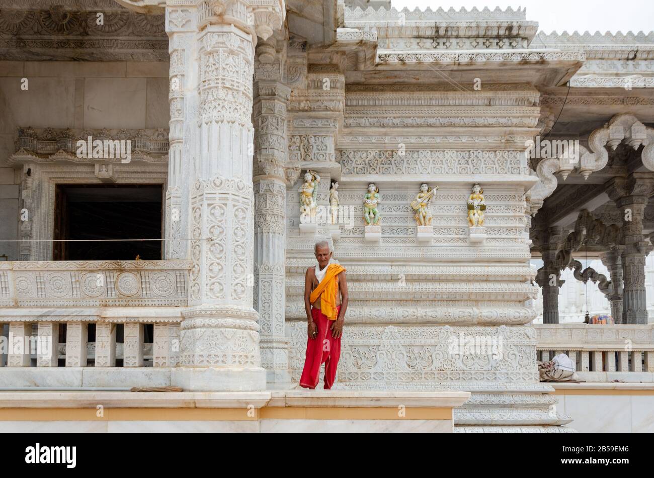 The temple priest posing for a photo at 72 Jinalaya Jain Temple, Mandvi, Kutch, Gujarat, India Stock Photo