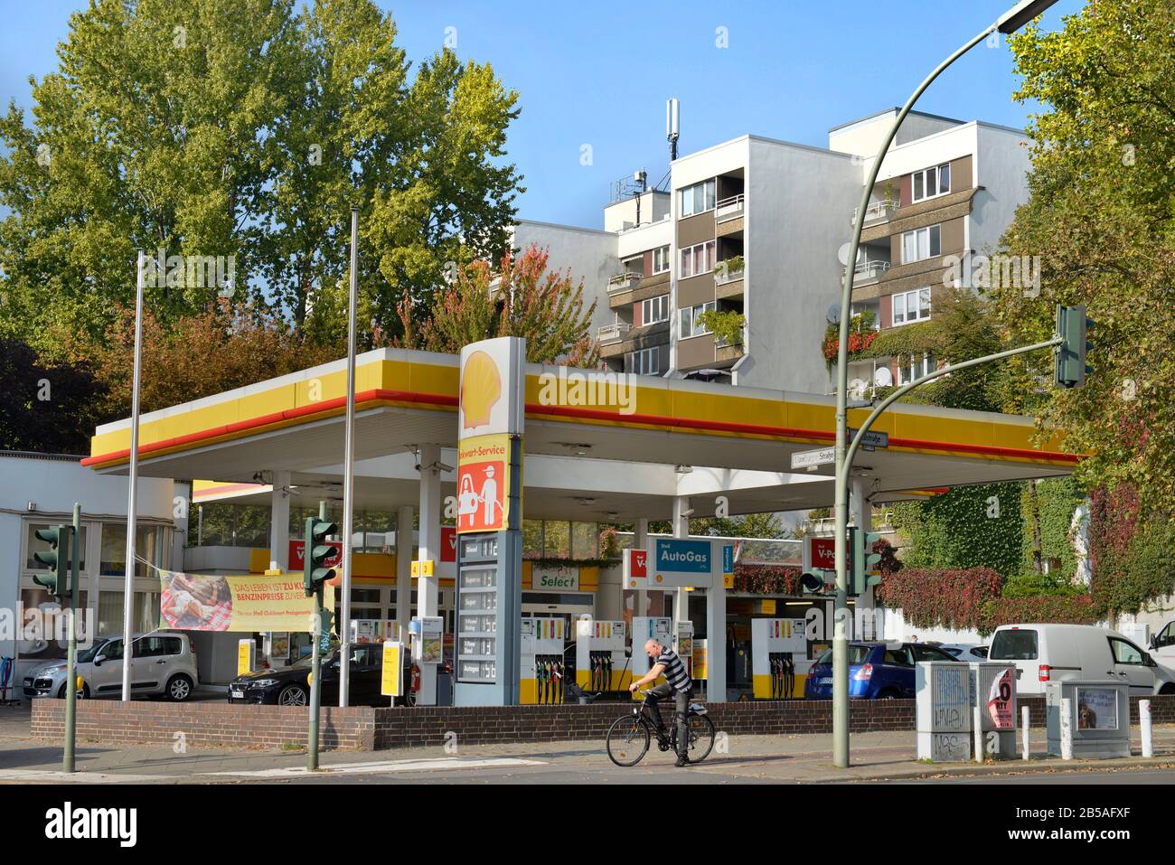 Shell-Tankstelle, Paulstrasse, Mitte, Berlin, Deutschland Stock Photo