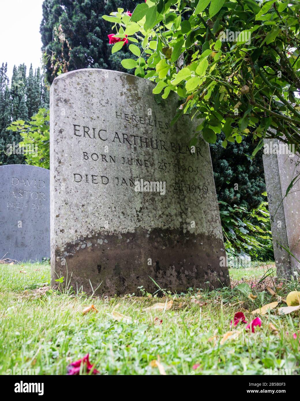 The grave of George Orwell (Eric Arthur Blair) in the graveyard of All Saints' Church, Sutton Courtenay, Oxfordshire, United Kingdom. Stock Photo
