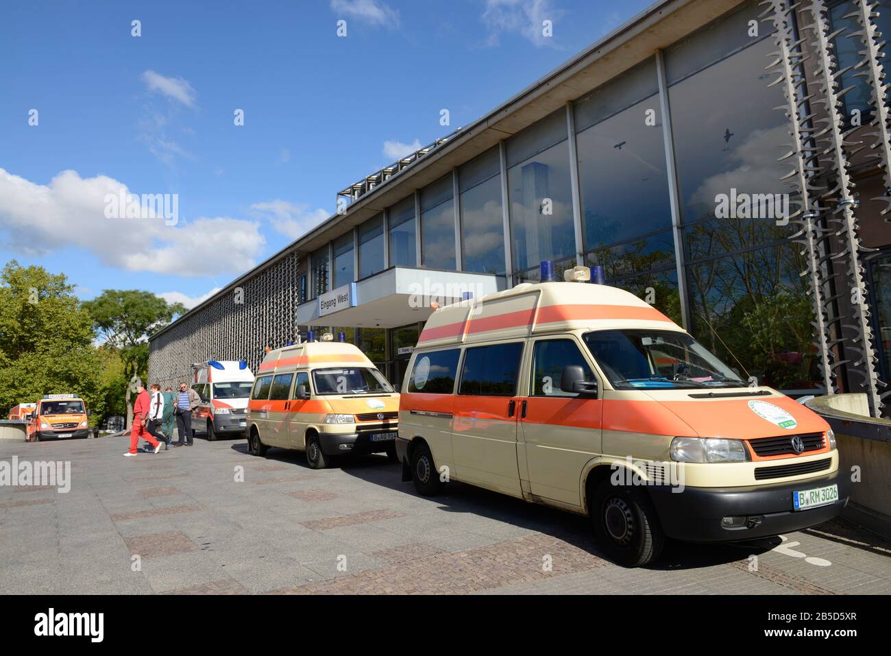 Krankenwagen mit Blaulicht und Martinshorn. (Photo by Alexander Pohl/Sipa  USA) Credit: Sipa USA/Alamy Live News Stock Photo - Alamy