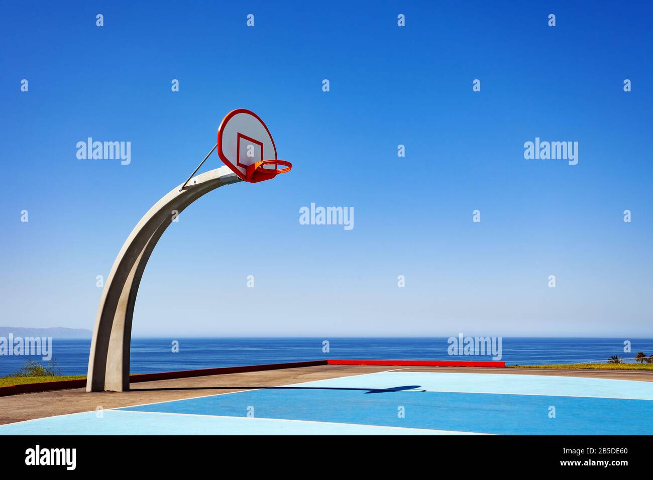 View basketball court ground with sea on background at Angel Gate Park in Los Angeles California, USA Stock Photo