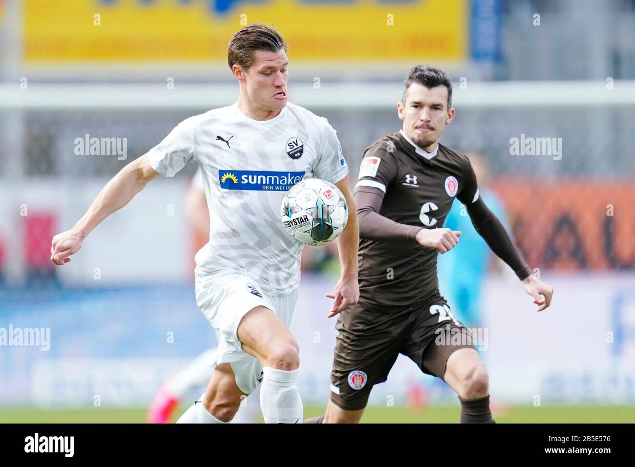 Sandhausen, Germany. 08th Mar, 2020. Football: 2nd Bundesliga, 25th matchday, SV Sandhausen - FC St. Pauli, Hardtwaldstadion. Sandhausen's Kevin Behrens (l) and St. Paulis Waldemar Sobota fight for the ball. Credit: Uwe Anspach/dpa - IMPORTANT NOTE: In accordance with the regulations of the DFL Deutsche Fußball Liga and the DFB Deutscher Fußball-Bund, it is prohibited to exploit or have exploited in the stadium and/or from the game taken photographs in the form of sequence images and/or video-like photo series./dpa/Alamy Live News Stock Photo