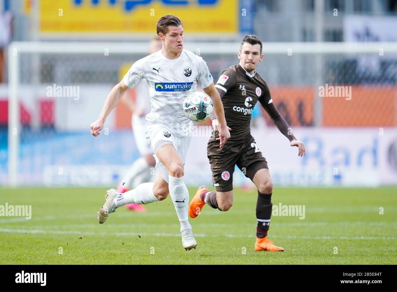 Sandhausen, Germany. 08th Mar, 2020. Football: 2nd Bundesliga, 25th matchday, SV Sandhausen - FC St. Pauli, Hardtwaldstadion. Sandhausen's Kevin Behrens (l) and St. Paulis Waldemar Sobota fight for the ball. Credit: Uwe Anspach/dpa - IMPORTANT NOTE: In accordance with the regulations of the DFL Deutsche Fußball Liga and the DFB Deutscher Fußball-Bund, it is prohibited to exploit or have exploited in the stadium and/or from the game taken photographs in the form of sequence images and/or video-like photo series./dpa/Alamy Live News Stock Photo