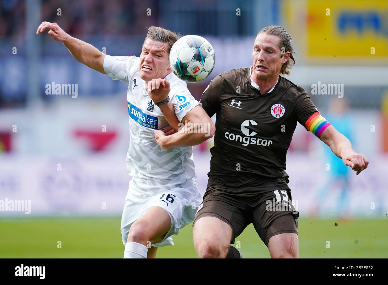 Sandhausen, Germany. 08th Mar, 2020. Football: 2nd Bundesliga, 25th matchday, SV Sandhausen - FC St. Pauli, Hardtwaldstadion. Sandhausen's Kevin Behrens (l) and St. Paulis Daniel Buballa fight for the ball. Credit: Uwe Anspach/dpa - IMPORTANT NOTE: In accordance with the regulations of the DFL Deutsche Fußball Liga and the DFB Deutscher Fußball-Bund, it is prohibited to exploit or have exploited in the stadium and/or from the game taken photographs in the form of sequence images and/or video-like photo series./dpa/Alamy Live News Stock Photo