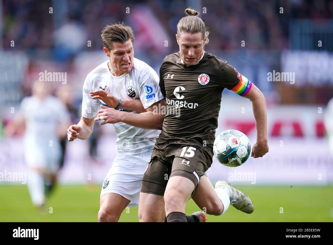 Sandhausen, Germany. 08th Mar, 2020. Football: 2nd Bundesliga, 25th matchday, SV Sandhausen - FC St. Pauli, Hardtwaldstadion. Sandhausen's Kevin Behrens (l) and St. Paulis Daniel Buballa fight for the ball. Credit: Uwe Anspach/dpa - IMPORTANT NOTE: In accordance with the regulations of the DFL Deutsche Fußball Liga and the DFB Deutscher Fußball-Bund, it is prohibited to exploit or have exploited in the stadium and/or from the game taken photographs in the form of sequence images and/or video-like photo series./dpa/Alamy Live News Stock Photo