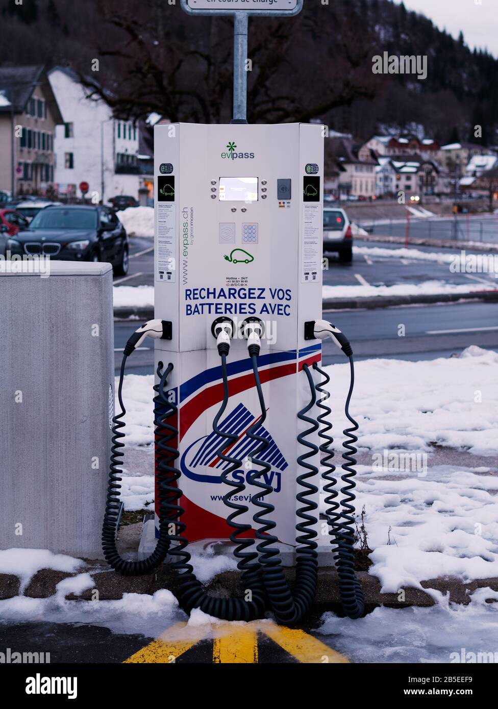 Electric vehicle charging (EV) station with multiple plugs with power