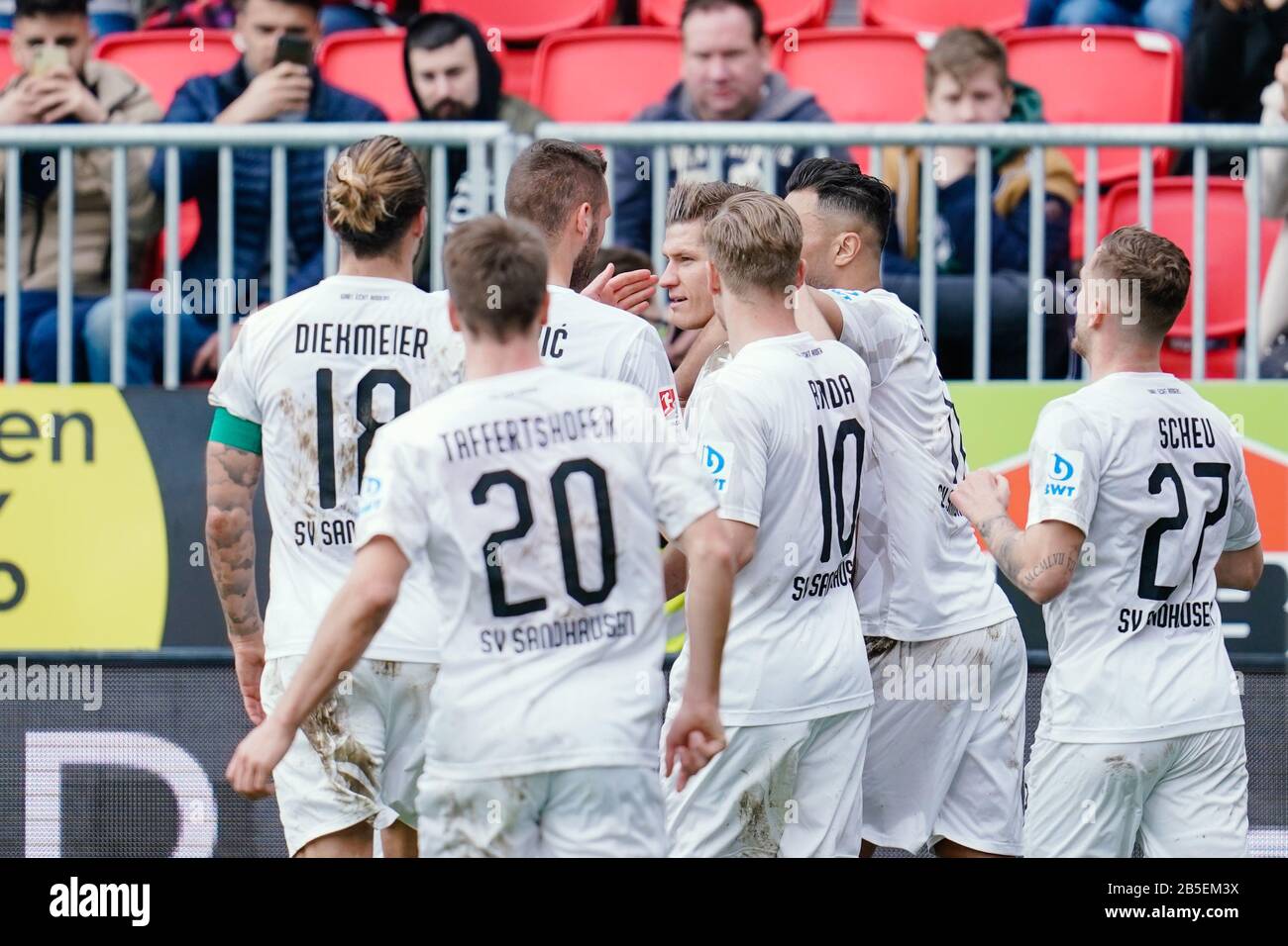 Sandhausen, Germany. 08th Mar, 2020. Football: 2nd Bundesliga, 25th matchday, SV Sandhausen - FC St. Pauli, Hardtwaldstadion. Sandhausen's goal scorer Kevin Behrens (M) cheers with teammates over the penalty goal for the 1:1. Credit: Uwe Anspach/dpa - IMPORTANT NOTE: In accordance with the regulations of the DFL Deutsche Fußball Liga and the DFB Deutscher Fußball-Bund, it is prohibited to exploit or have exploited in the stadium and/or from the game taken photographs in the form of sequence images and/or video-like photo series./dpa/Alamy Live News Stock Photo
