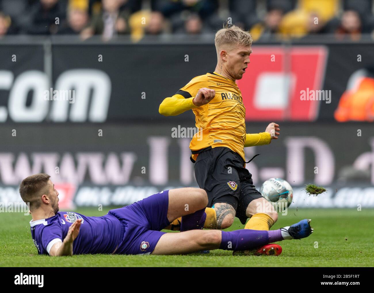 Dresden, Germany. 08th Mar, 2020. Football: 2nd Bundesliga, SG Dynamo Dresden - FC Erzgebirge Aue, 25th matchday, at the Rudolf Harbig Stadium. Dynamos Simon Makienok (r) against Aues Marko Mihojevic. Credit: Robert Michael/dpa-Zentralbild/dpa - IMPORTANT NOTE: In accordance with the regulations of the DFL Deutsche Fußball Liga and the DFB Deutscher Fußball-Bund, it is prohibited to exploit or have exploited in the stadium and/or from the game taken photographs in the form of sequence images and/or video-like photo series./dpa/Alamy Live News Stock Photo