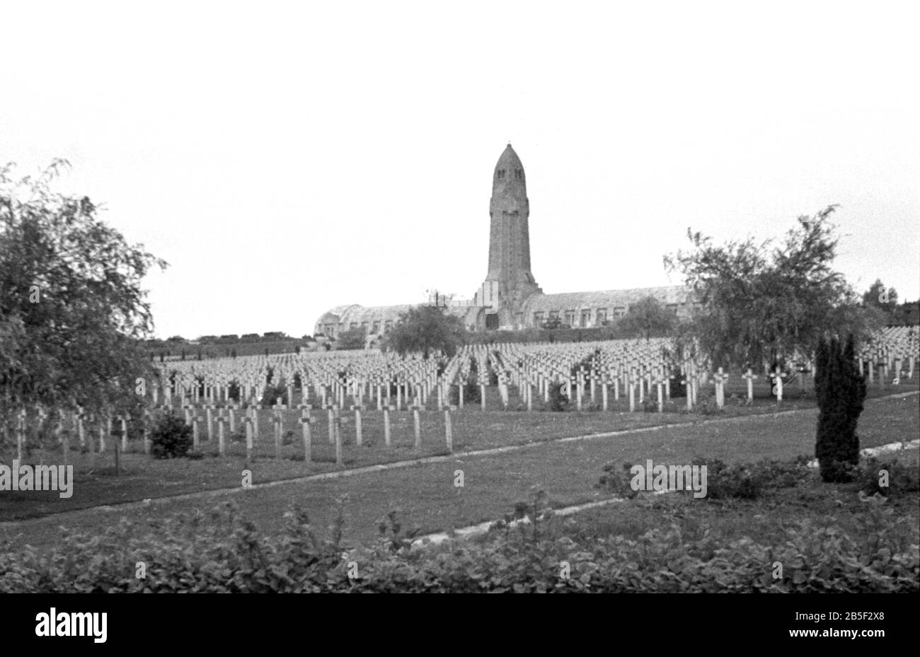 Soldatenfriedhof / Kriegsgräber / Gedenkstätten War Memorial - VERDUN Stock Photo
