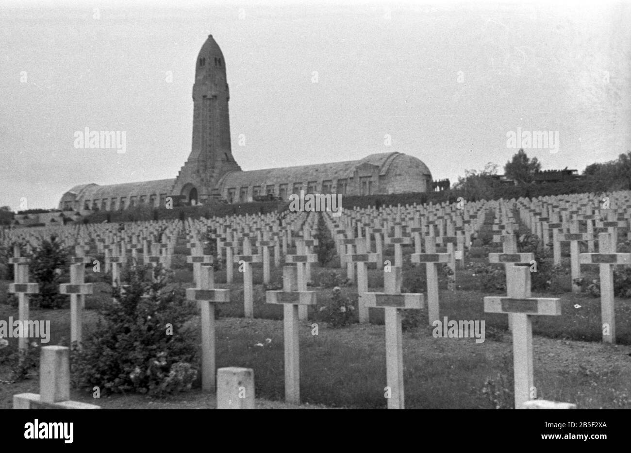 Soldatenfriedhof / Kriegsgräber / Gedenkstätten War Memorial - VERDUN Stock Photo