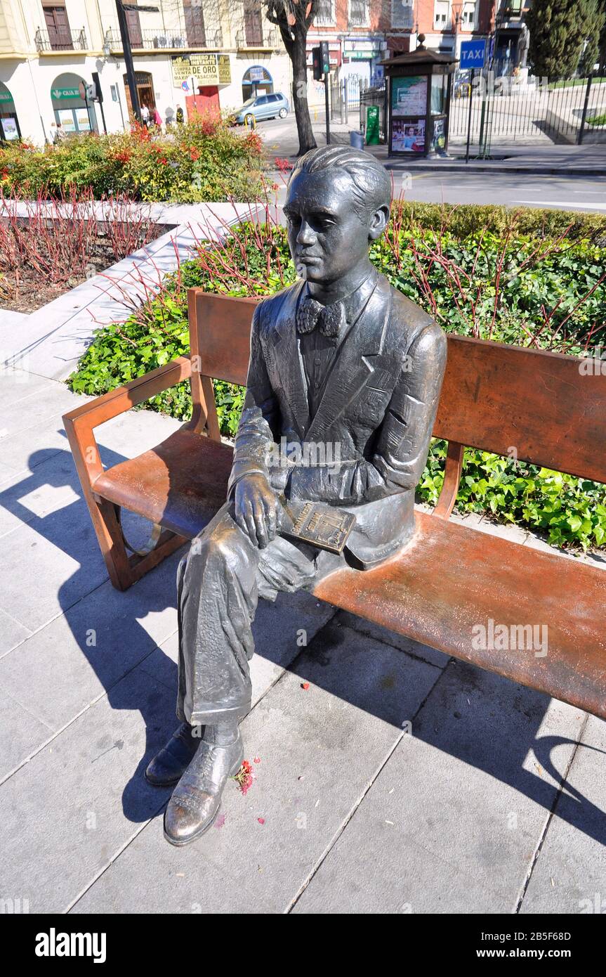 Bronze sculpture of Federico García Lorca sitting in a bench by artist Juan Antonio Corredor in Avenida de la Constitución (Granada, Andalusia, Spain) Stock Photo