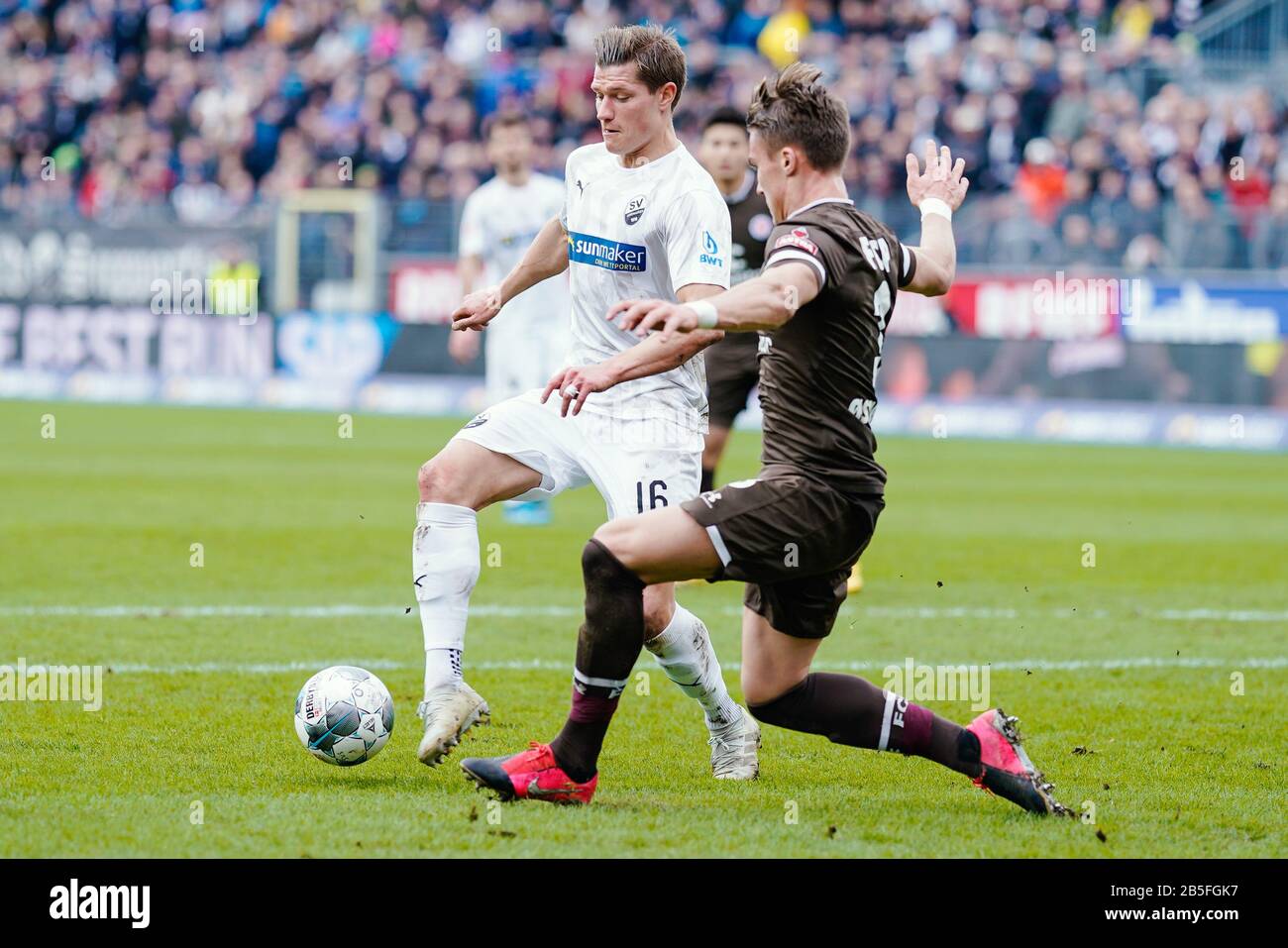 Sandhausen, Germany. 08th Mar, 2020. Football: 2nd Bundesliga, 25th matchday, SV Sandhausen - FC St. Pauli, Hardtwaldstadion. Sandhausen's Kevin Behrens (l) and St. Paulis Leo Östigard fight for the ball. Credit: Uwe Anspach/dpa - IMPORTANT NOTE: In accordance with the regulations of the DFL Deutsche Fußball Liga and the DFB Deutscher Fußball-Bund, it is prohibited to exploit or have exploited in the stadium and/or from the game taken photographs in the form of sequence images and/or video-like photo series./dpa/Alamy Live News Stock Photo