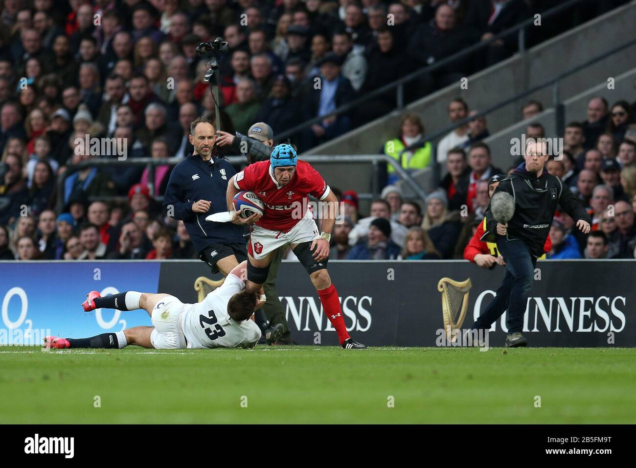 London, UK. 07th Mar, 2020. Justin Tipuric of Wales (r) tries to make a break away from Henry Slade of England. England v Wales, Guinness six nations 2020 championship rugby at Twickenham Stadium in London on Saturday 7th March 2020. Please note images are for Editorial Use Only. pic by Andrew Orchard/Andrew Orchard sports photography /Alamy Live news Credit: Andrew Orchard sports photography/Alamy Live News Stock Photo