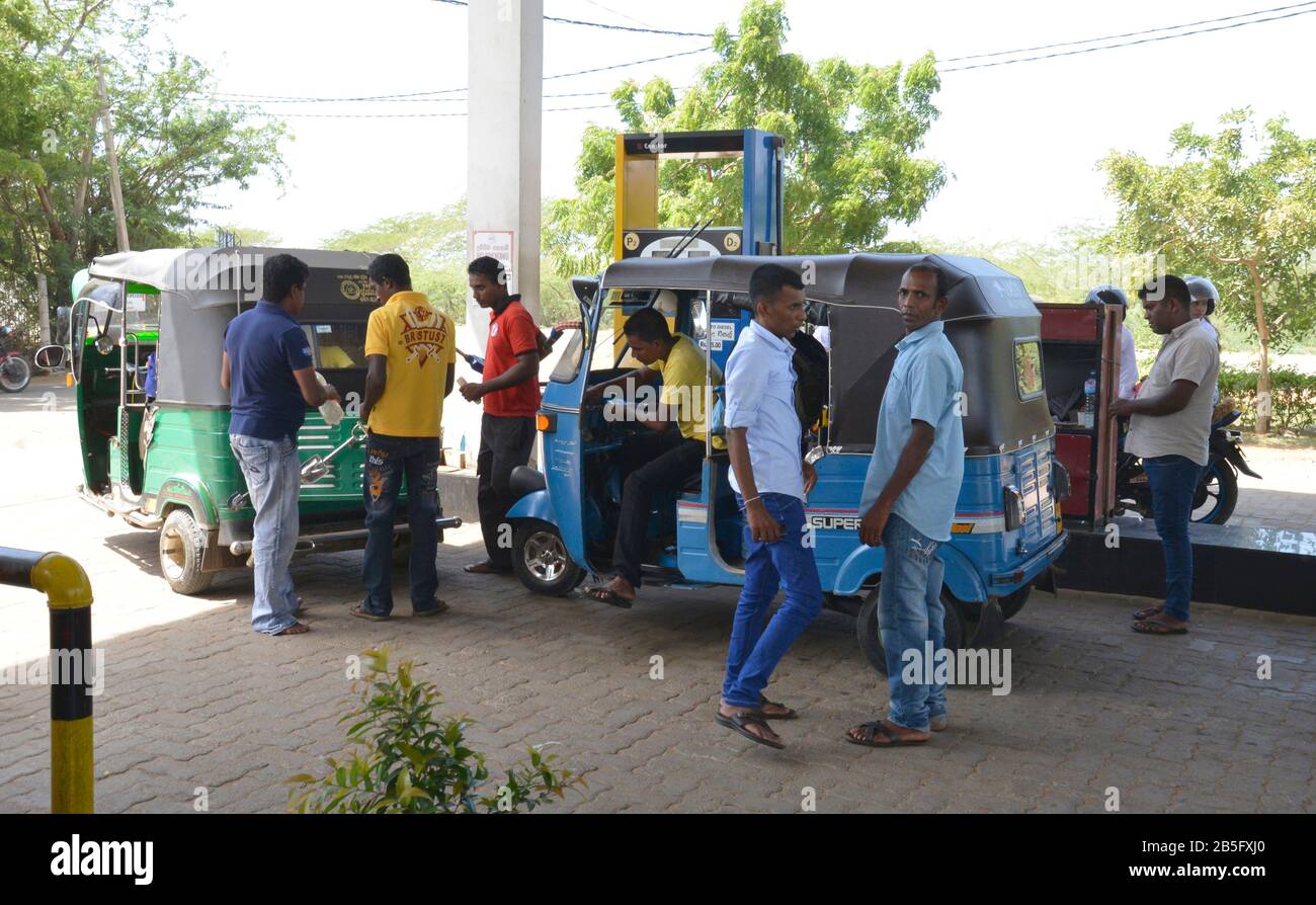 Tankstelle, Tuktuks, Sri Lanka Stock Photo