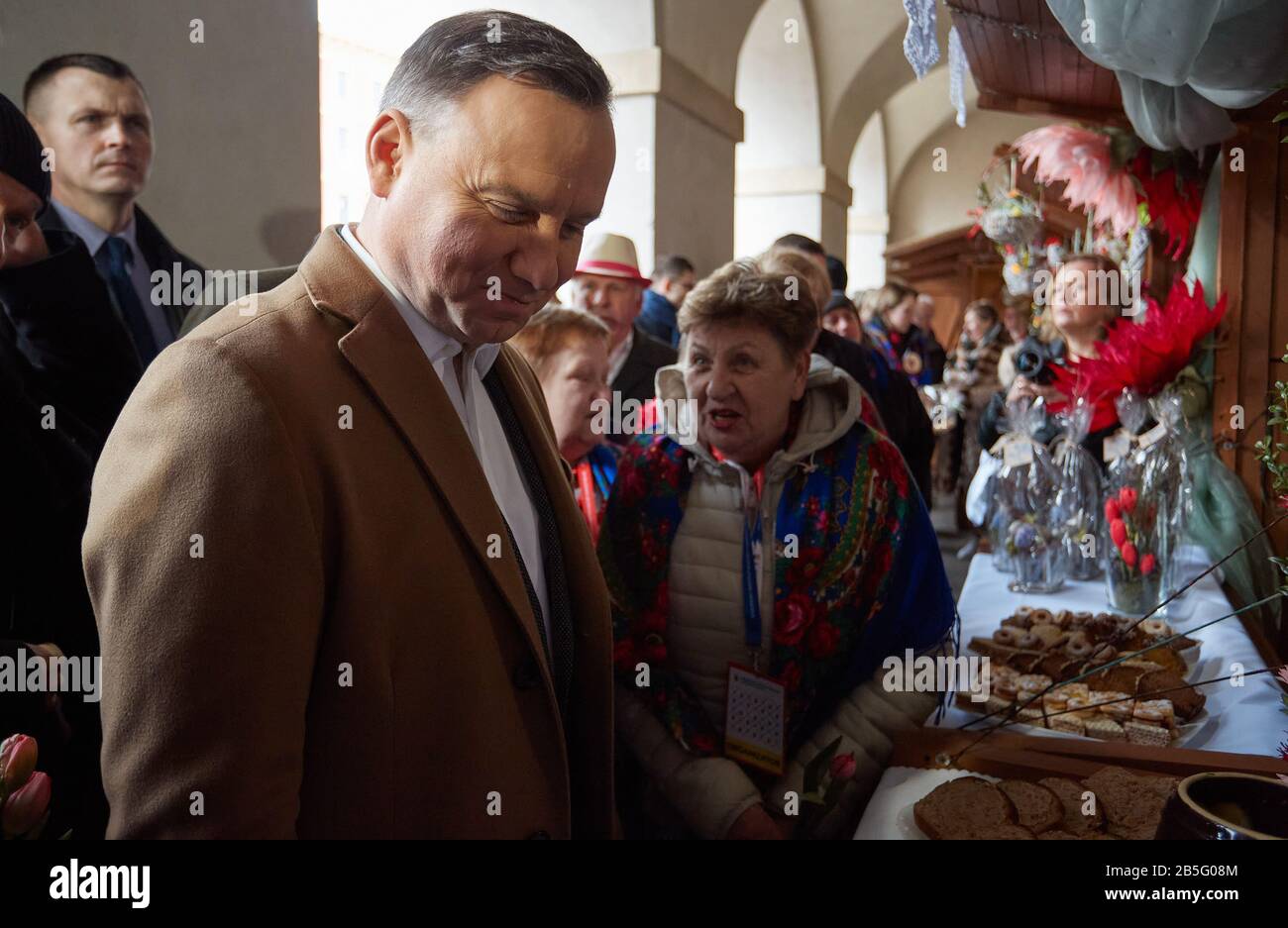 Warsaw, Mazovian, Poland. 8th Mar, 2020. A Walk Of The Presidential Couple During Which President ANDRZEJ DUDA Gave Flowers To Women He Met And Made Wishes On The Occasion Of Women's Day.in the picture: AGATA KORNHAUSER-DUDA, ANDRZEJ DUDA Credit: Hubert Mathis/ZUMA Wire/Alamy Live News Stock Photo