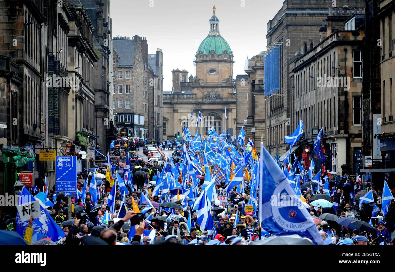 March for Independence, 5th October 2019, Edinburgh. The March reaches George 4th Bridge. Stock Photo