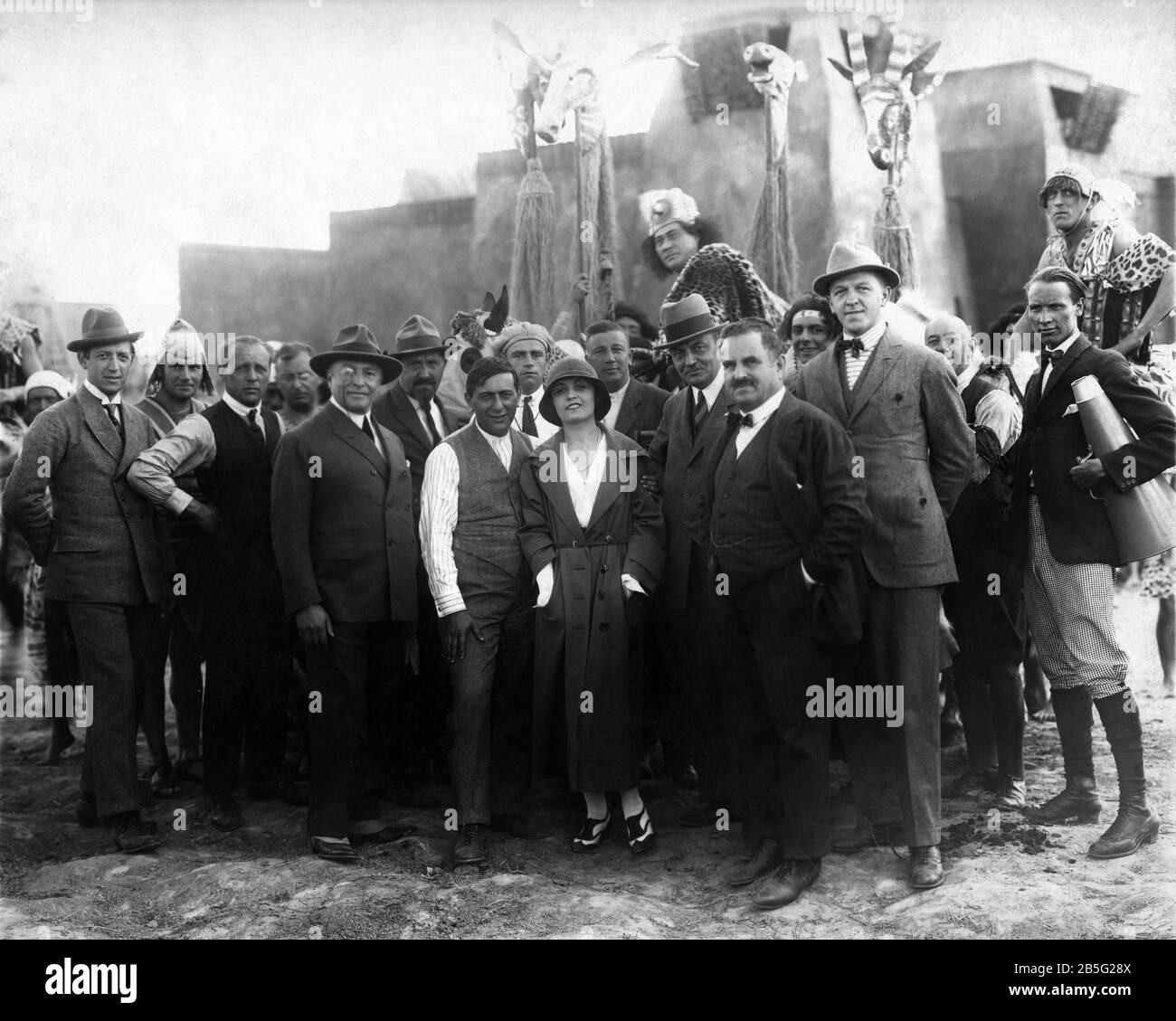 Director ERNST LUBITSCH with visitor POLA NEGRI and next to her Producer PAUL DAVIDSON with behind PAUL WEGENER in costume as Samlak at E.F.A. Studios in Berlin during filming of DAS WEISS DES PHARAO aka THE LOVES OF PHARAOH 1922 co-production of Ernst Lubitsch - Film and Europaische Film - Allianz Stock Photo