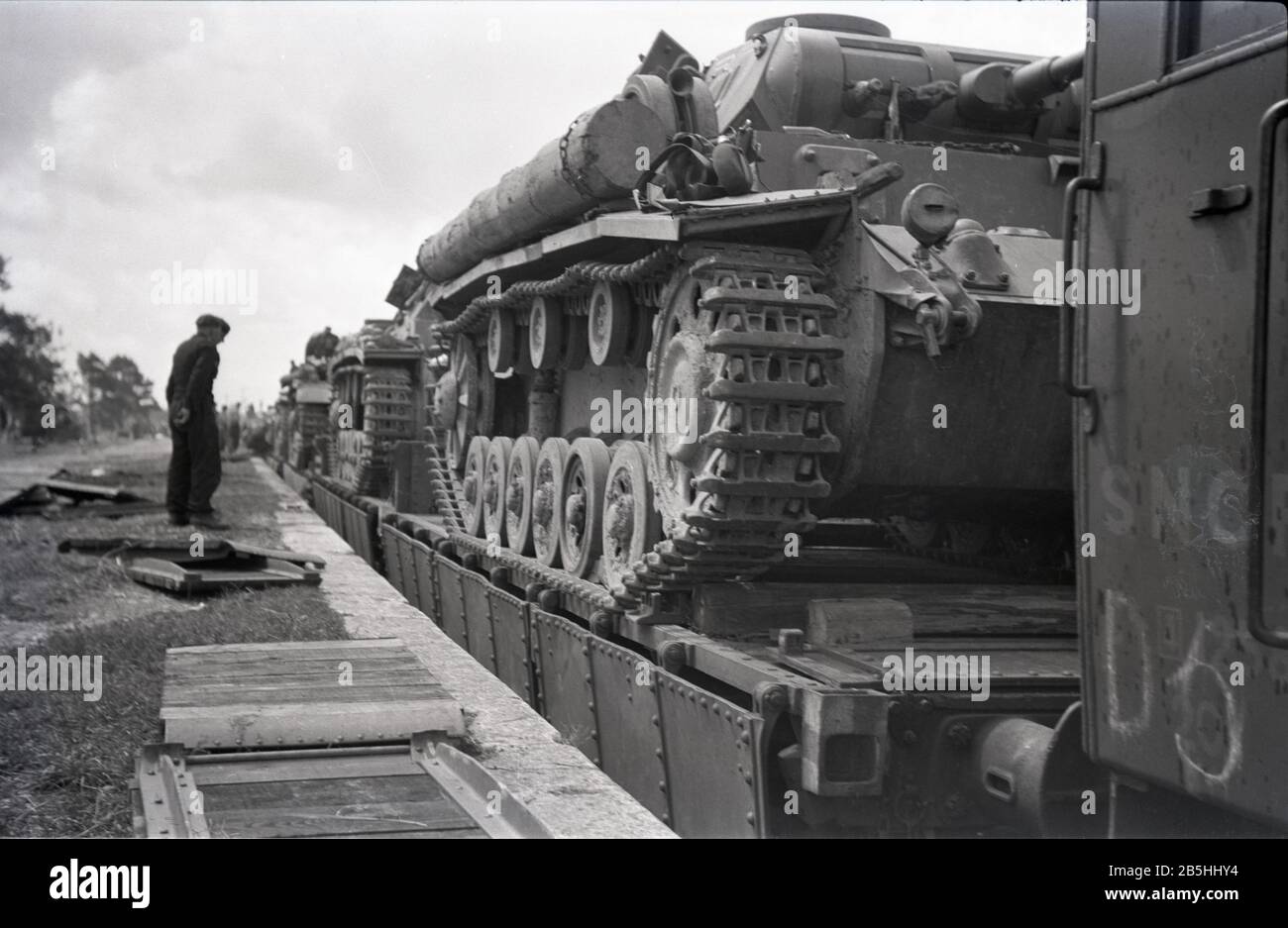 Wehrmacht Heer Deutsche Reichsbahn Panzertranzporte Panzer III und Panzer I / German Army German Railway Tank Transports Tank III and Tank I Stock Photo