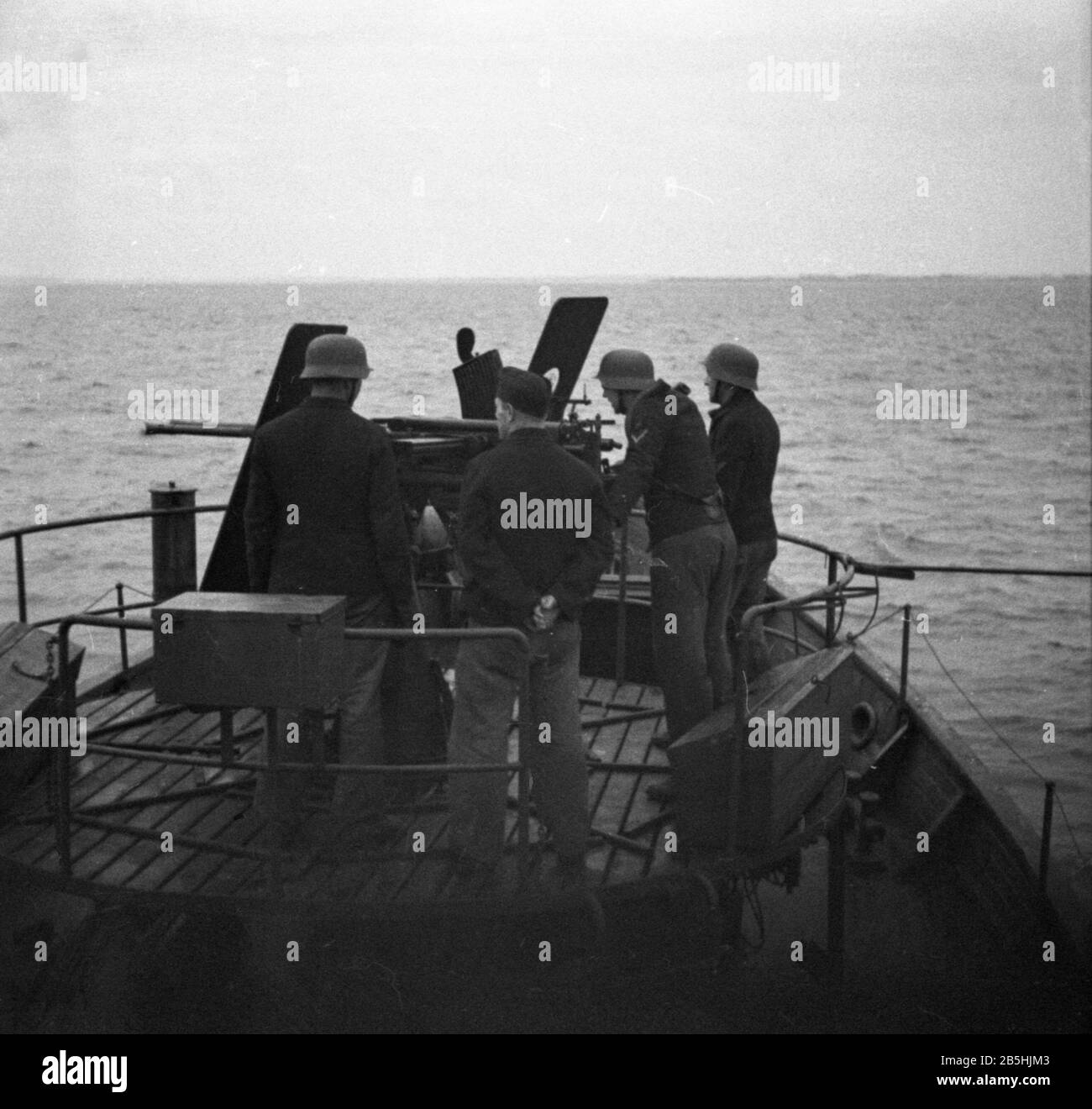 Kriegsfischkutter KFK Deutsche Kriegsmarine / Germany Navy War Fishing Cutter with FLAK C/38 2 cm / 20 mm Zwilling Stock Photo