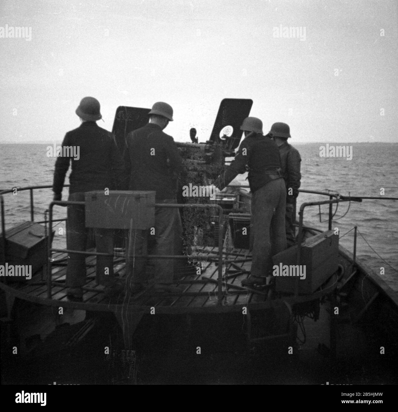 Kriegsfischkutter KFK Deutsche Kriegsmarine / Germany Navy War Fishing Cutter with FLAK C/38 2 cm / 20 mm Zwilling Stock Photo