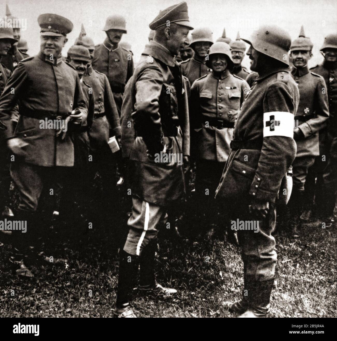 Crown Prince Wilhelm, commander of 5th Army heir, talking to a stretcher bearer. Following the 5th Army's victory in the Battle of the Ardennes it moved to Verdun, where in February 1916 the Crown Prince's 5th Army would launch Operation Gericht, the German offensive that began the Battle of Verdun, one of the bloodiest and longest battles in history. Stock Photo