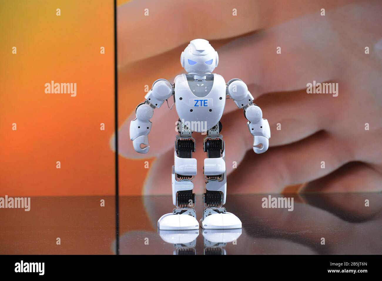 Roboter logo hi-res stock photography and images - Alamy