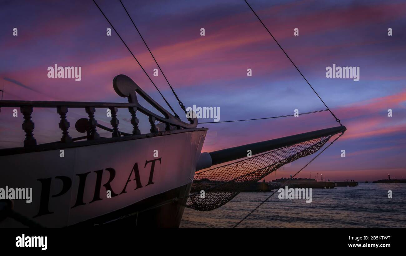 Kolobrzeg, Polen - 27 juli 2018: The tip of a pirate ship at sunset Stock Photo