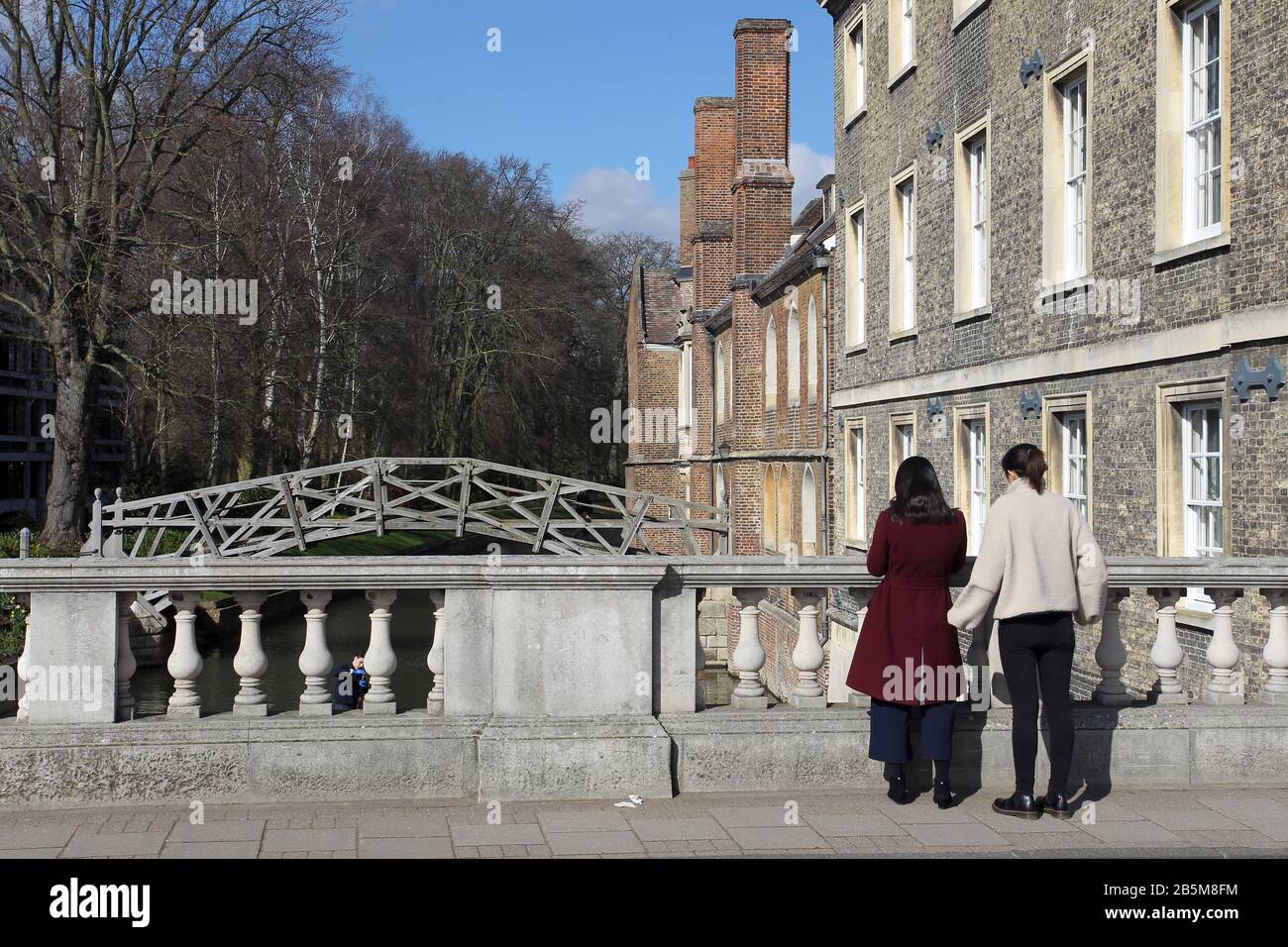 Visitors looking at The Mathematical bridge Cambridge Stock Photo