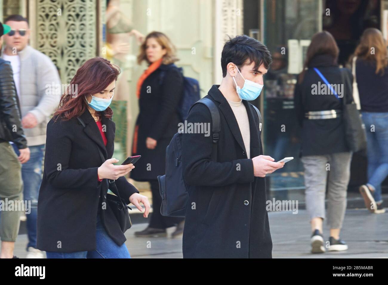 Elderly people wearing masks hi-res stock photography and images - Alamy
