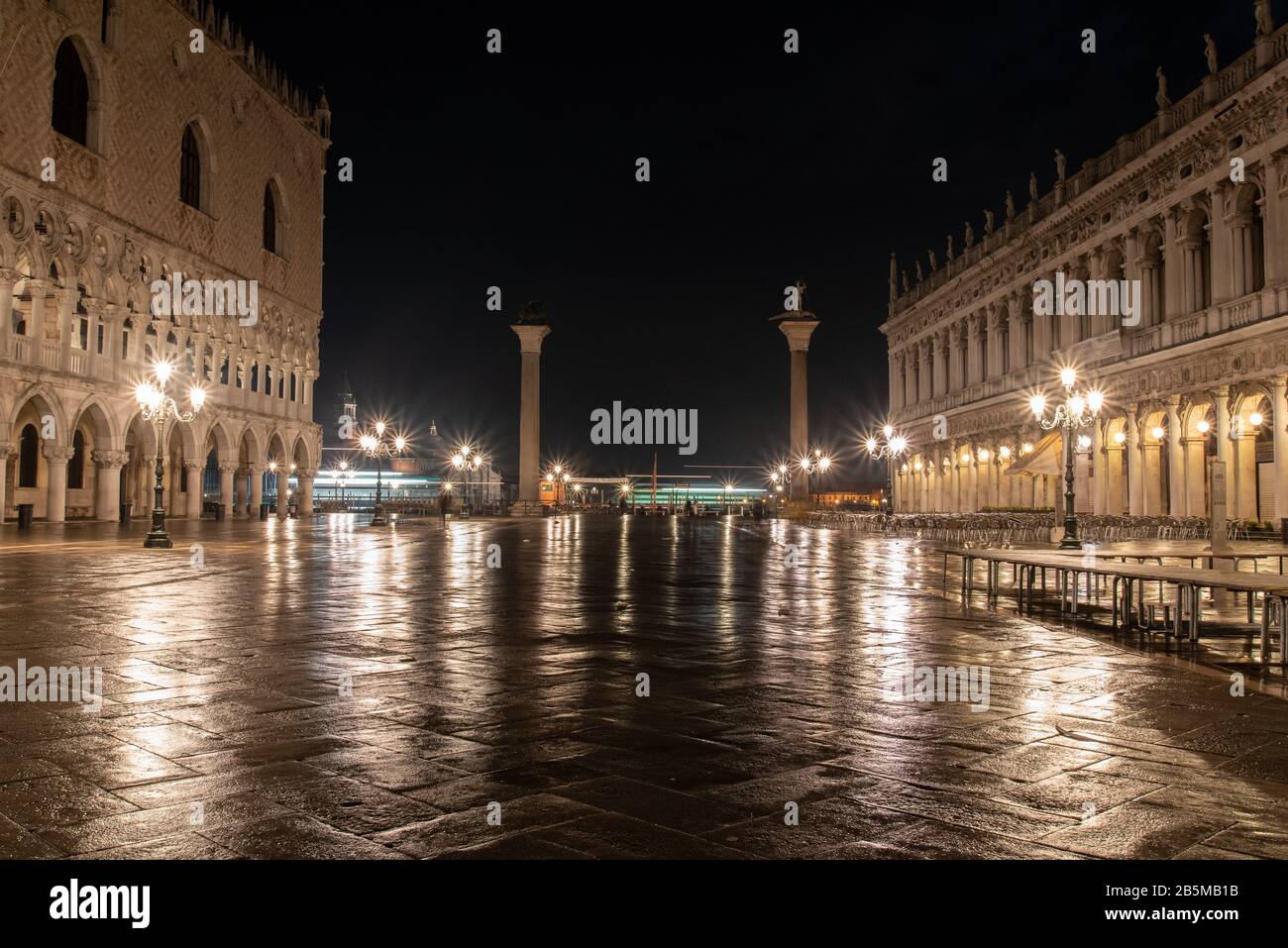Venice doge palace column hi-res stock photography and images - Alamy