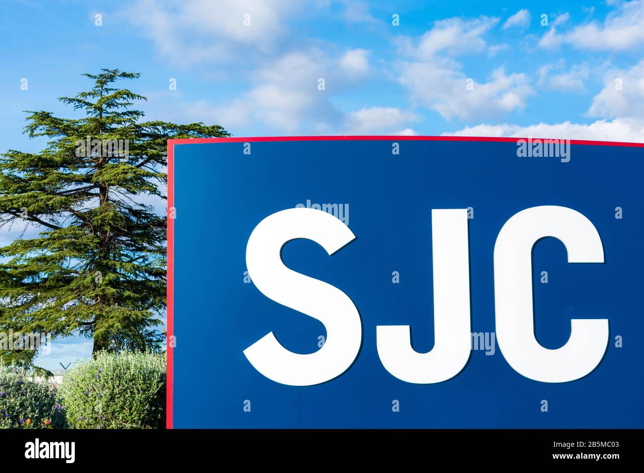 SJC sign advertises Norman Y. Mineta San Jose International Airport, a city-owned public airport, near the entrance to the airport facilities - San Jo Stock Photo