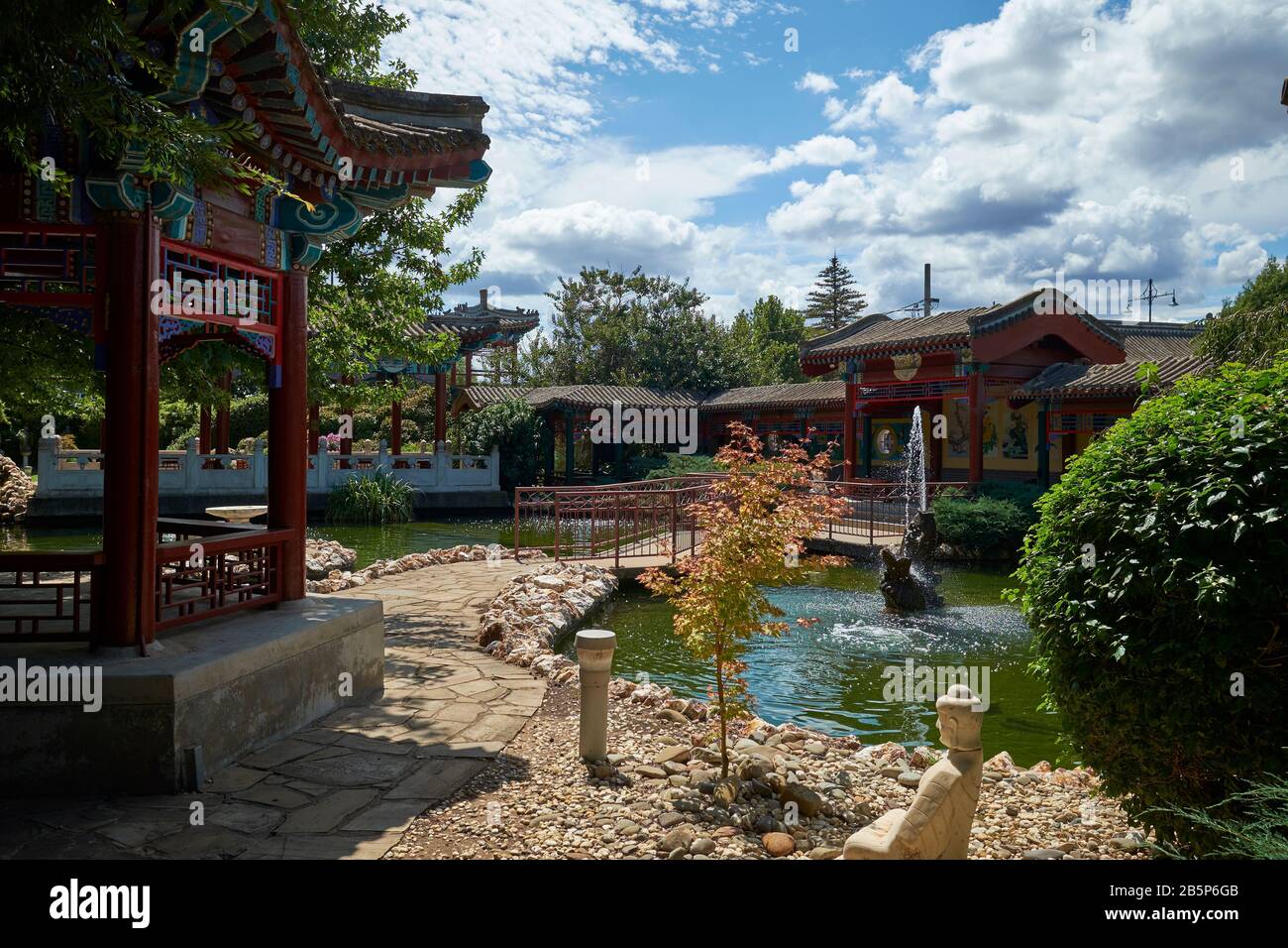 Chinese dragon fountain hi-res stock photography and images - Alamy