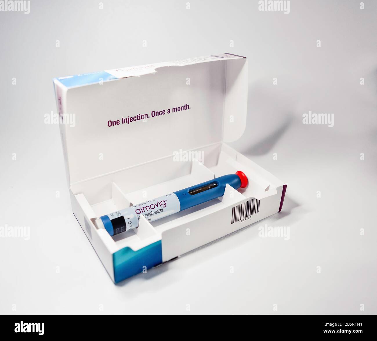 Aimovig (erenumab-aooe) 140 mg auto-injector device in box, prescription drug for migraine prevention, studio, color, United States Stock Photo