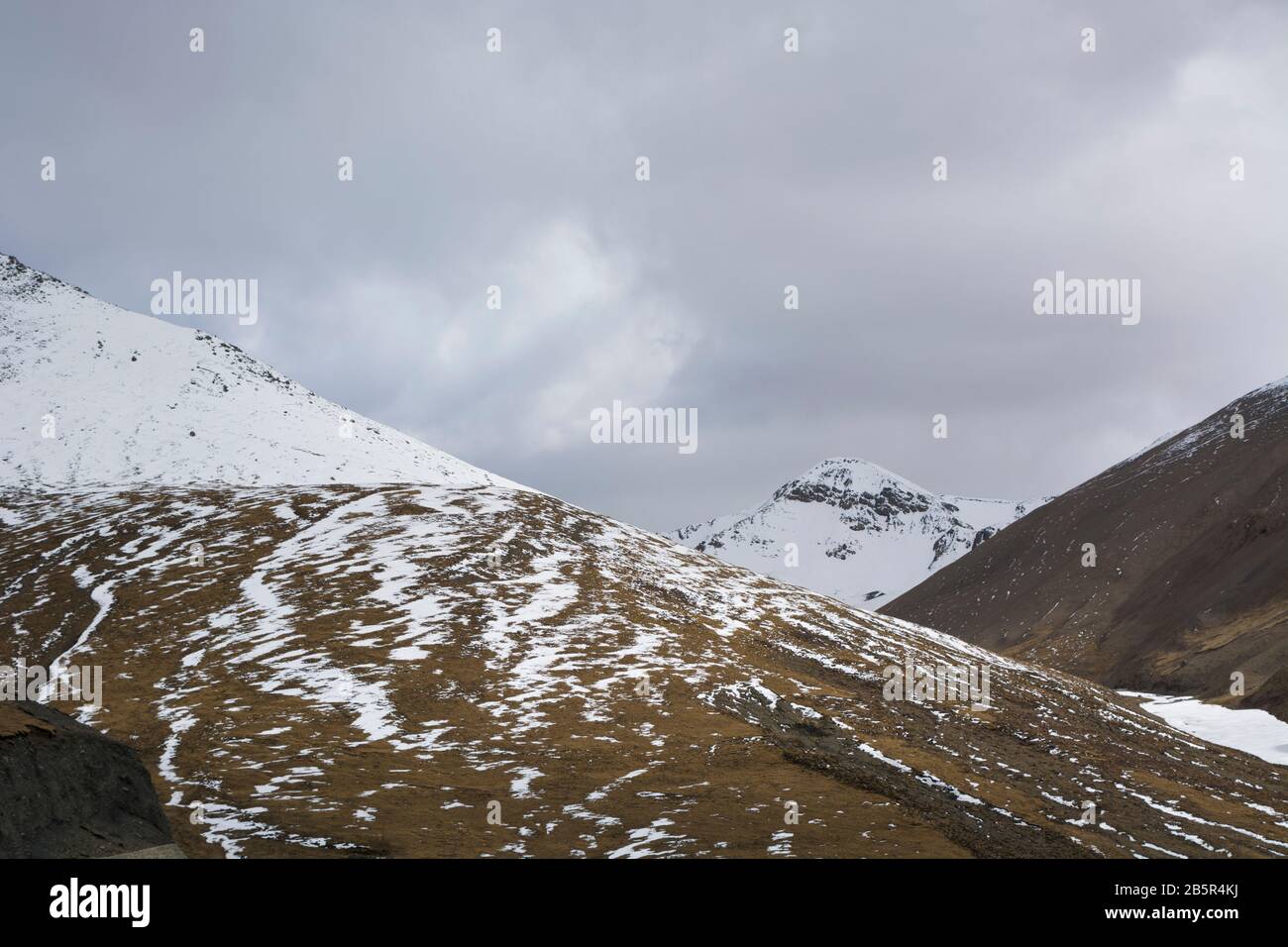 High altitude landscapes at Karo La Pass (altitude 5000 m, 15000 ft), Tibet  Stock Photo - Alamy