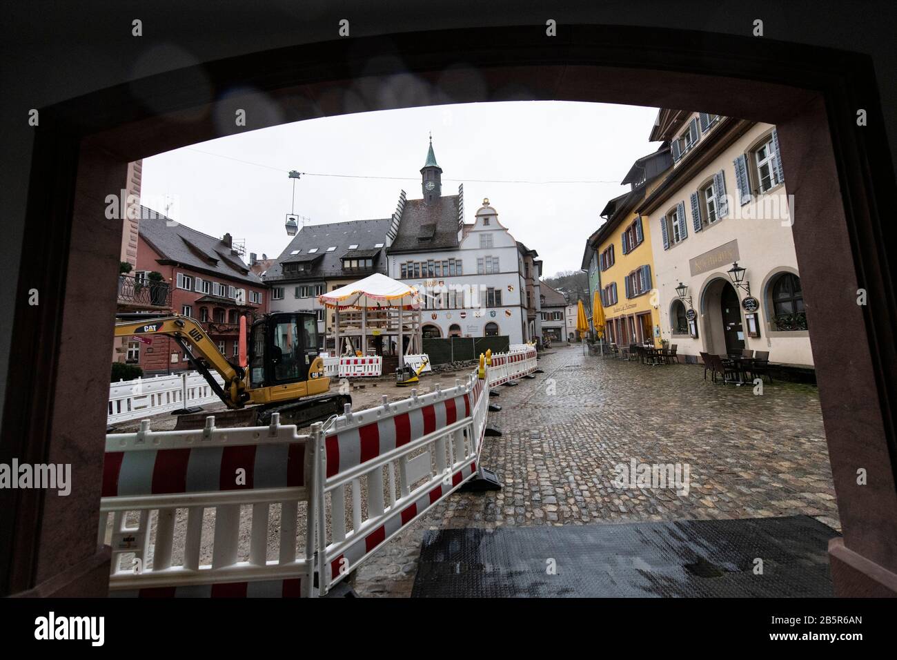 Staufen, Germany. 05th Mar, 2020. The façade of the town hall of Staufen is covered with cracks, which have been filled up again. In 2007 there was a strong uplift in the city centre after geothermal drilling. By 2020, 380 reports of damage to houses were recorded. The damage is estimated to be in the high double-digit millions. (to dpa 'With geothermal energy Staufen is getting out of hand') Credit: Patrick Seeger/dpa/Alamy Live News Stock Photo
