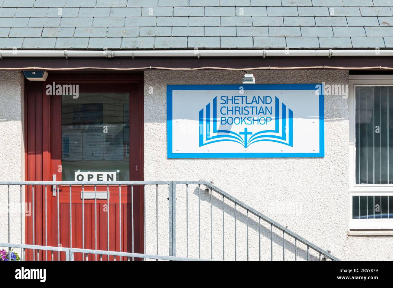 Browsing for books hi-res stock photography and images - Page 3 - Alamy, image size:1300x953