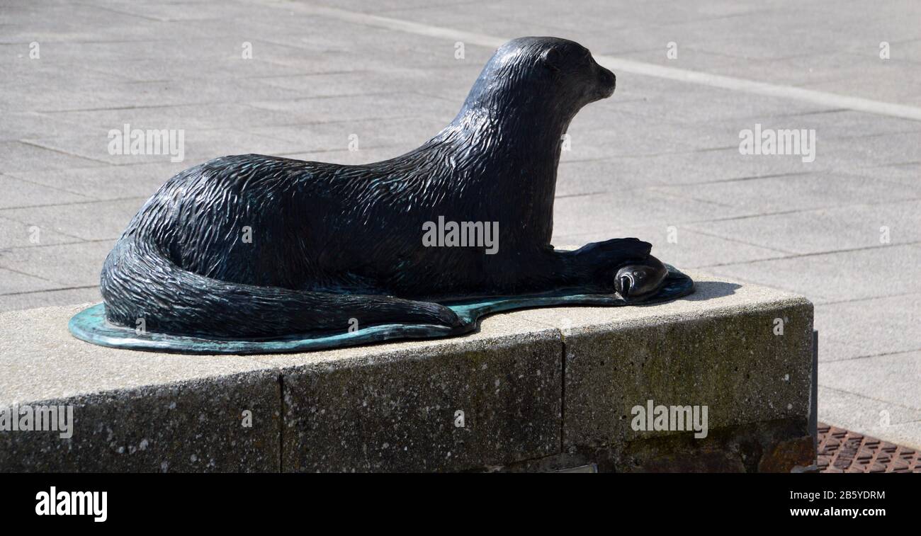 Tarka the otter statue hi-res stock photography and images - Alamy