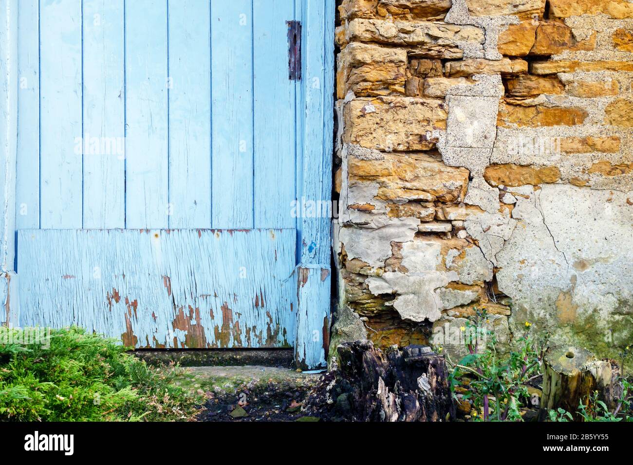 old door stone wall building texture in england uk Stock Photo - Alamy