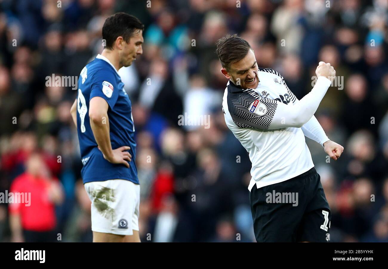 Derby County's Tom Lawrence (right) celebrate his side's third goal of the game, scored by team-mate Chris Martin (not pictured), as Blackburn Rovers' Stewart Downing appears dejected during the Sky Bet Championship match at Pride Park, Derby. Stock Photo