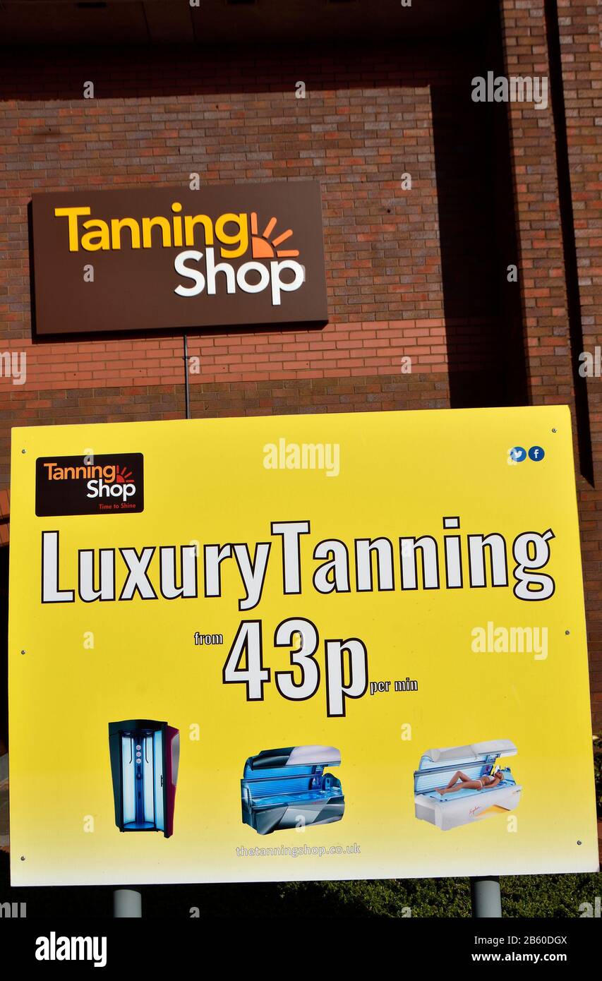 Maidstone, Kent, UK. Tanning Shop with sign advertising low-cost of tanning sessions Stock Photo