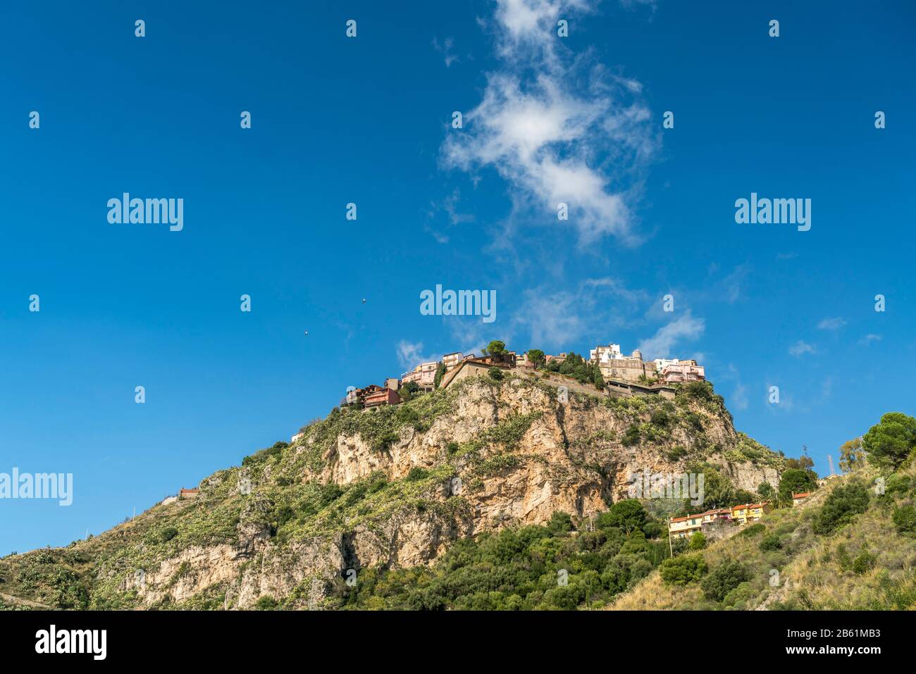 Das Dorf Castelmola auf dem Gipfel des Monte Tauro, Sizilien, Italien, Europa  |  Castelmola village on top of Mount Tauro,  Sicily, Italy, Europe Stock Photo